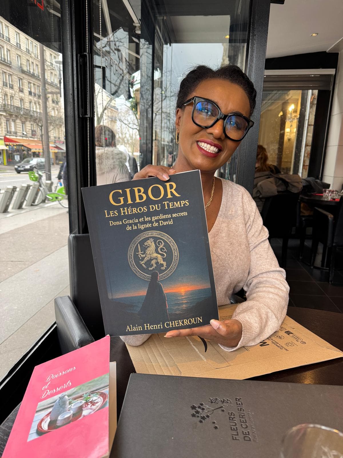 Une lectrice présente fièrement GIBOR — Les Héros du Temps, à Paris